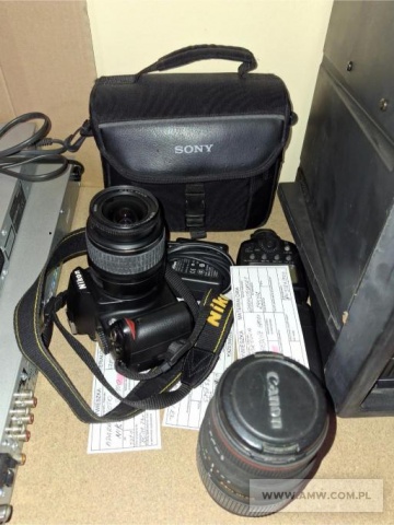 Sprzęt fotograficzny i video - pakiet zawierający 32 poz. asort. (wg oddzielnego wykazu), w tym m.in.: aparaty fotograficzne, lampy błyskowe, obiektywy, kamery, odbiorniki TV, bindownice, laminatory itp. 